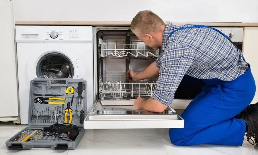 Sarıyer Maytag servisi teknisyen ekibi beyaz eşya tamiri yaparken